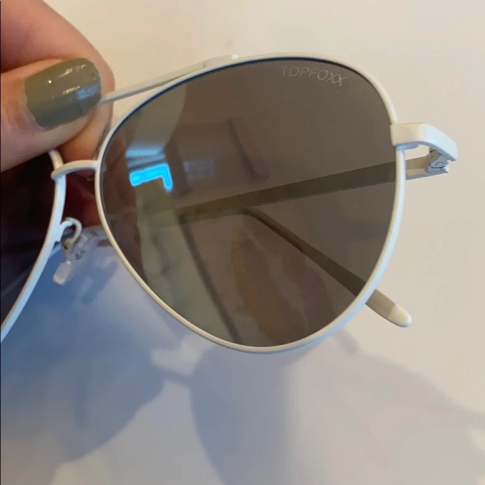 White Frame aviator sunglasses - Picture 4 of 5